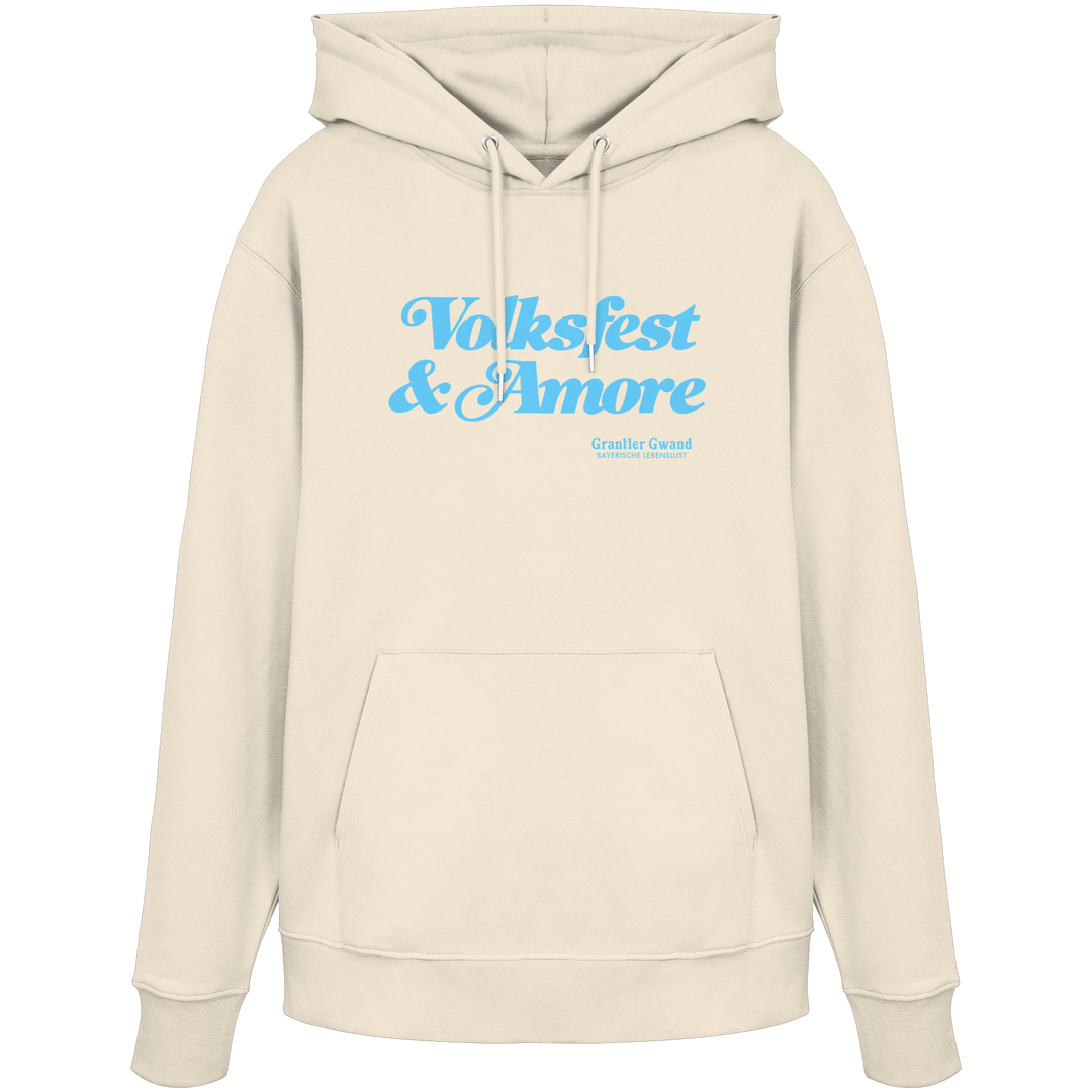 Beiger Unisex-Hoodie mit blauem Frontprint „Volksfest &amp; Amore“. Modernes bayerisches Streetwear-Design für Volksfest, Biergarten und Freizeit. Hochwertiger Premium-Hoodie für Damen und Herren, designed und bedruckt in Bayern von Grantler Gwand.