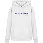 Weißer Unisex Hoodie mit blauem Frontprint „Guade Vibes – Ois andere is a Schmarrn“ – bayerischer Streetwear Hoodie mit modernem Dialekt-Spruch von Grantler Gwand.