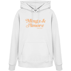 Weißer Unisex Hoodie von Grantler Gwand mit apricotfarbenem Frontprint „Minga & Amore“ im Retro-Schriftzug – bayerischer Streetwear Hoodie für Alltag, Biergarten und München.