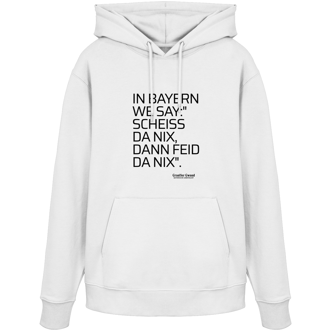 Weißer Hoodie mit schwarzem Schriftzug "In Bayern we say: Scheiß da nix, dann feid da nix" im minimalistischen bayerischen Streetwear-Design von Grantler Gwand.