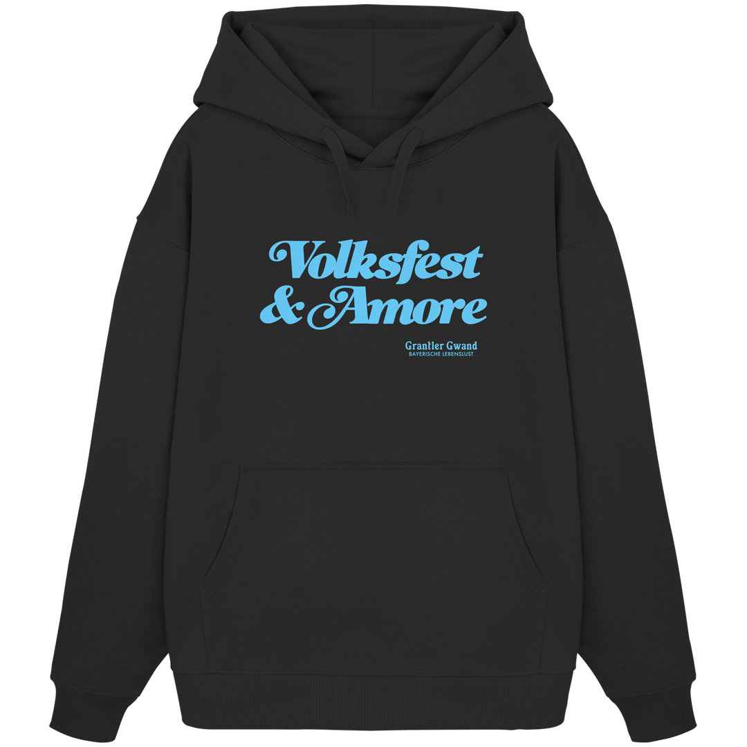 Schwarzer Oversize-Hoodie mit blauem Frontprint „Volksfest &amp; Amore“. Minimalistisches bayerisches Streetwear-Design für Volksfest, Biergarten und Alltag. Hochwertiger Unisex Oversize-Hoodie in Extra-Heavy-Qualität, designed und bedruckt in Bayern von Grantler Gwand.