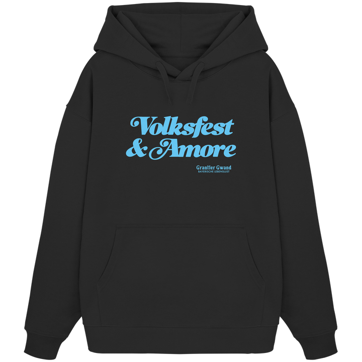 Schwarzer Oversize-Hoodie mit blauem Frontprint „Volksfest &amp; Amore“. Minimalistisches bayerisches Streetwear-Design für Volksfest, Biergarten und Alltag. Hochwertiger Unisex Oversize-Hoodie in Extra-Heavy-Qualität, designed und bedruckt in Bayern von Grantler Gwand.