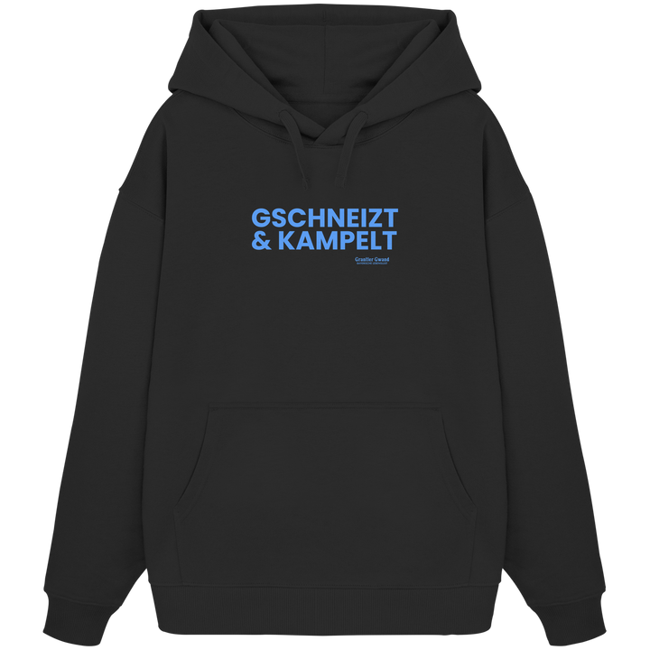 Schwarzer Oversize-Hoodie mit blauem Frontprint „Gschneizt &amp; Kampelt“. Moderner bayerischer Streetwear-Hoodie mit Dialekt-Motiv für Volksfest, Biergarten und Alltag. Extra schwerer Premium-Hoodie, designed und bedruckt in Bayern von Grantler Gwand.