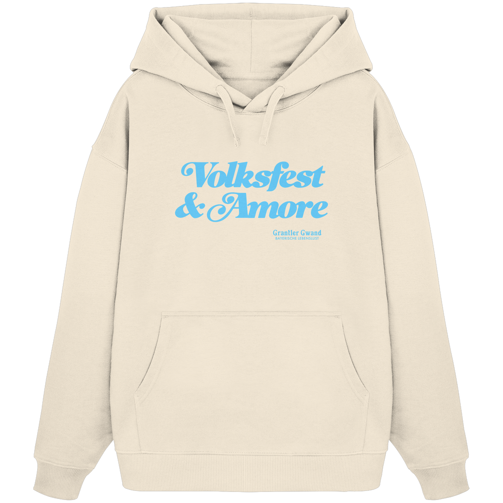 Beiger Oversize-Hoodie mit blauem Frontprint „Volksfest & Amore“. Minimalistisches bayerisches Streetwear-Design für Volksfest, Biergarten und Alltag. Hochwertiger Unisex Oversize-Hoodie in Extra-Heavy-Qualität, designed und bedruckt in Bayern von Grantler Gwand.