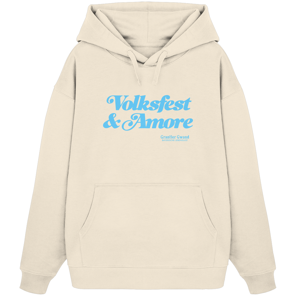 Beiger Oversize-Hoodie mit blauem Frontprint „Volksfest & Amore“. Minimalistisches bayerisches Streetwear-Design für Volksfest, Biergarten und Alltag. Hochwertiger Unisex Oversize-Hoodie in Extra-Heavy-Qualität, designed und bedruckt in Bayern von Grantler Gwand.