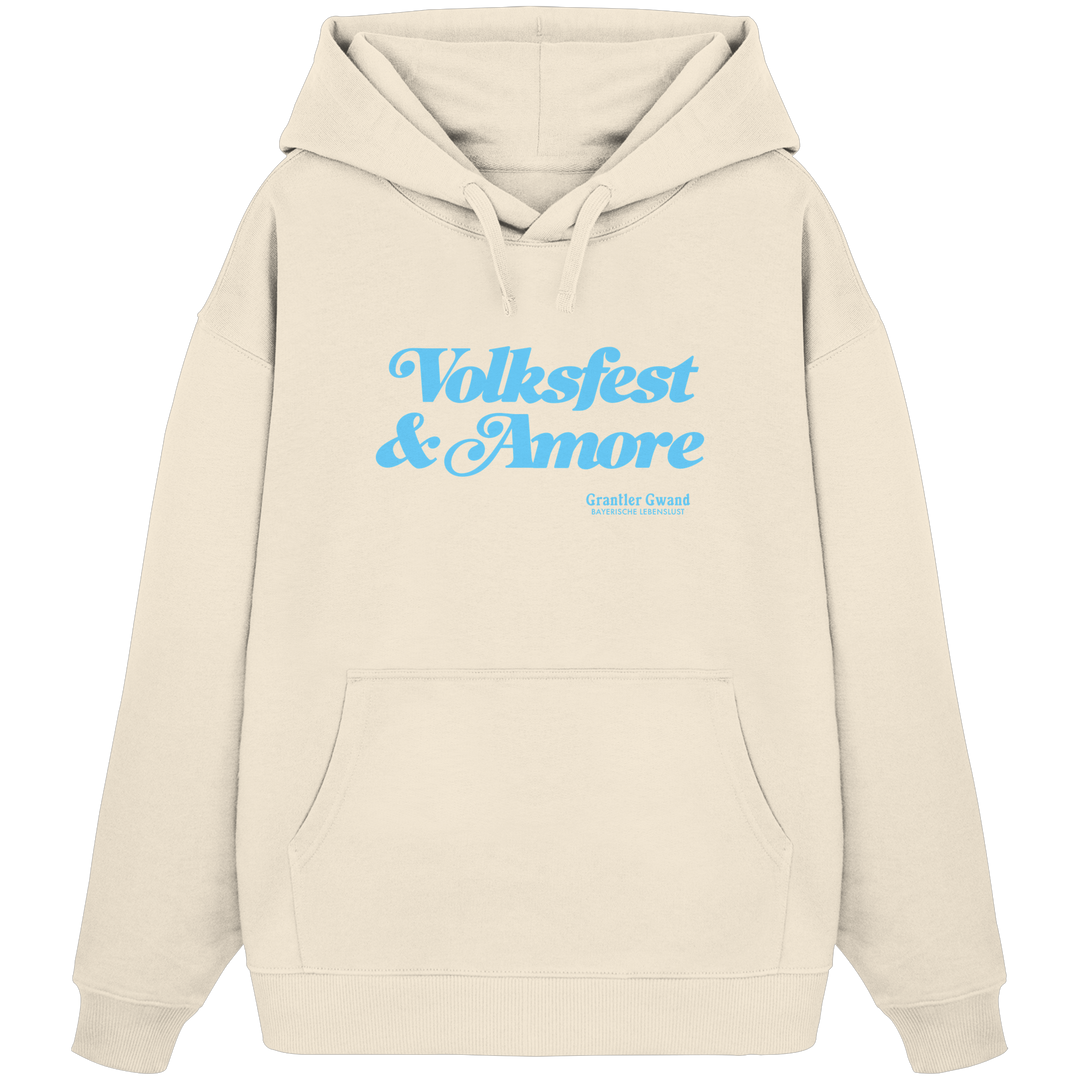 Beiger Oversize-Hoodie mit blauem Frontprint „Volksfest &amp; Amore“. Minimalistisches bayerisches Streetwear-Design für Volksfest, Biergarten und Alltag. Hochwertiger Unisex Oversize-Hoodie in Extra-Heavy-Qualität, designed und bedruckt in Bayern von Grantler Gwand.