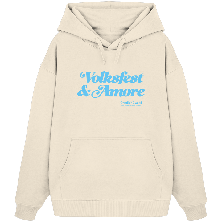 Beiger Oversize-Hoodie mit blauem Frontprint „Volksfest &amp; Amore“. Minimalistisches bayerisches Streetwear-Design für Volksfest, Biergarten und Alltag. Hochwertiger Unisex Oversize-Hoodie in Extra-Heavy-Qualität, designed und bedruckt in Bayern von Grantler Gwand.
