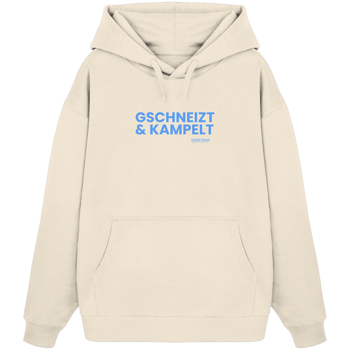 Schwarzer Oversize-Hoodie mit blauem Frontprint „Gschneizt &amp; Kampelt“. Moderner bayerischer Streetwear-Hoodie mit Dialekt-Motiv für Volksfest, Biergarten und Alltag. Extra schwerer Premium-Hoodie, designed und bedruckt in Bayern von Grantler Gwand.