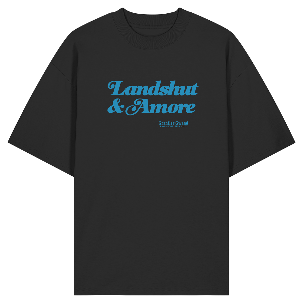 Schwarzes Oversize Shirt in Bio Qualität mit blauem „Landshut & Amore“-Frontprint – bayerische Streetwear von Grantler Gwand im modernen, minimalistischen Look.