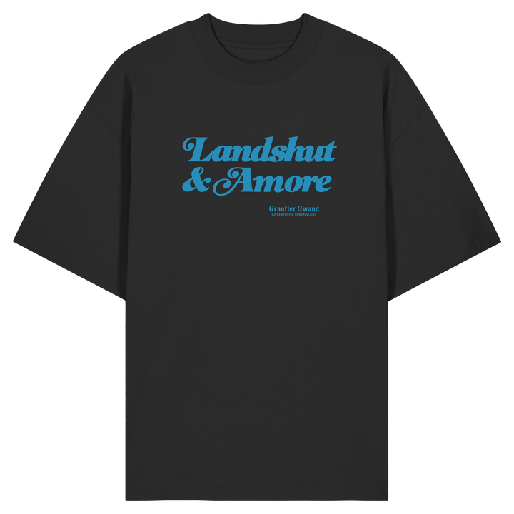 Schwarzes Oversize Shirt in Bio Qualität mit blauem „Landshut &amp; Amore“-Frontprint – bayerische Streetwear von Grantler Gwand im modernen, minimalistischen Look.