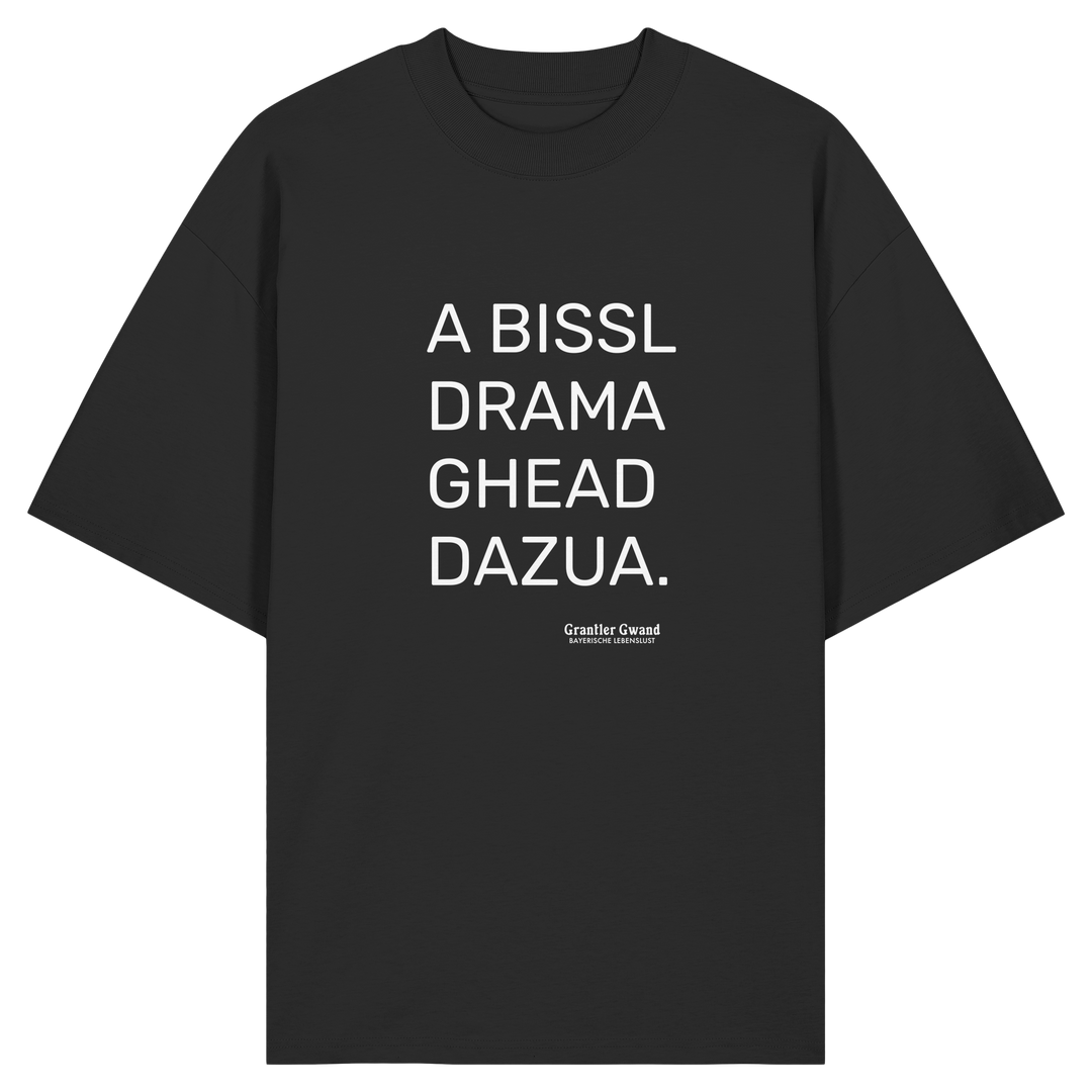 Schwarzes oversize Shirt mit weußem Schriftzug „A Bissl Drama Ghead Dazua“ auf der Vorderseite von Grantler Gwand.