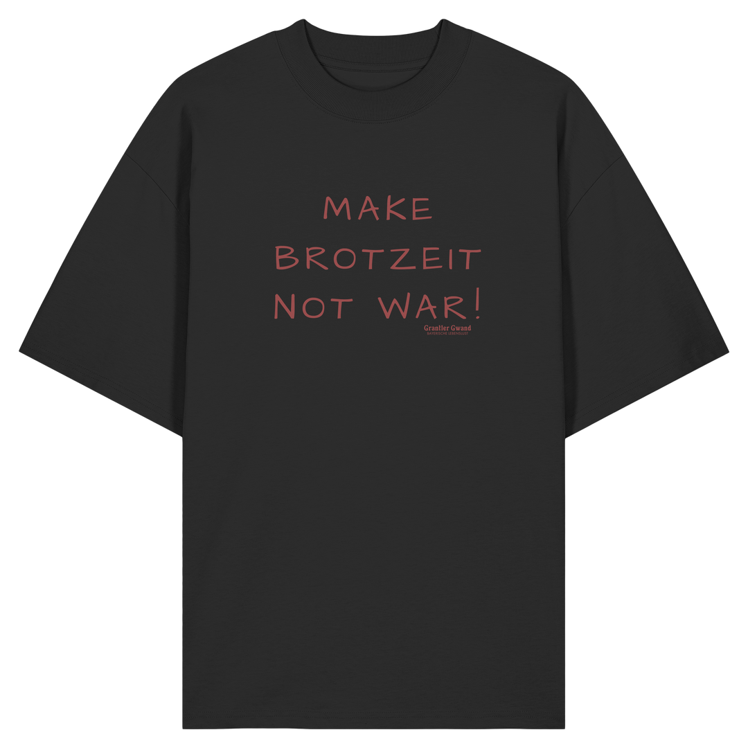 Schwarzes Oversize Shirt mit dem Schriftzug „Make Brotzeit Not War“ auf der Vorderseite von Grantler Gwand.