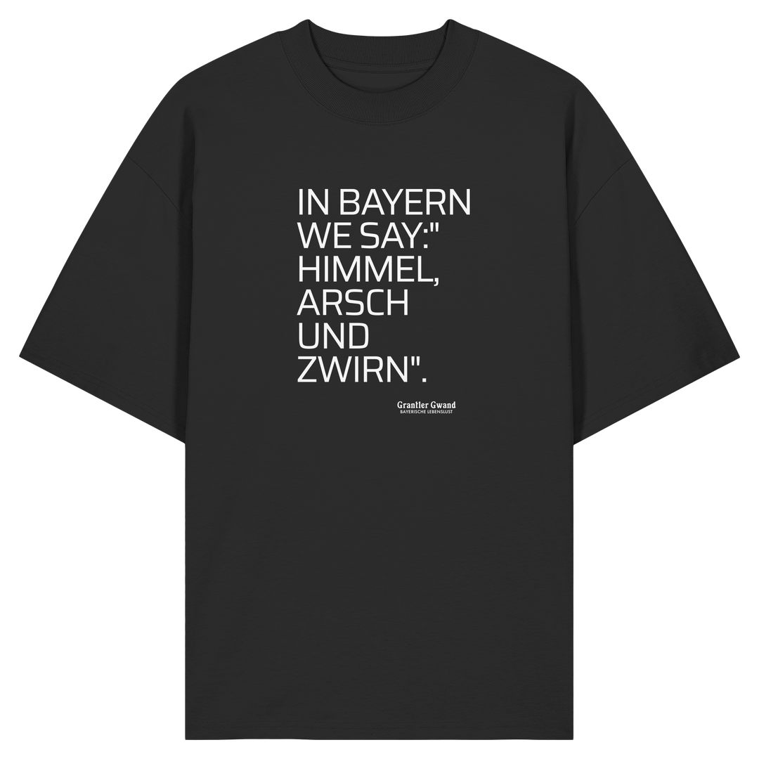 Schwarzes Oversize Shirt mit weißem Schriftzug „In Bayern we say: Himmel, Arsch und Zwirn“ auf der Vorderseite von Grantler Gwand.
