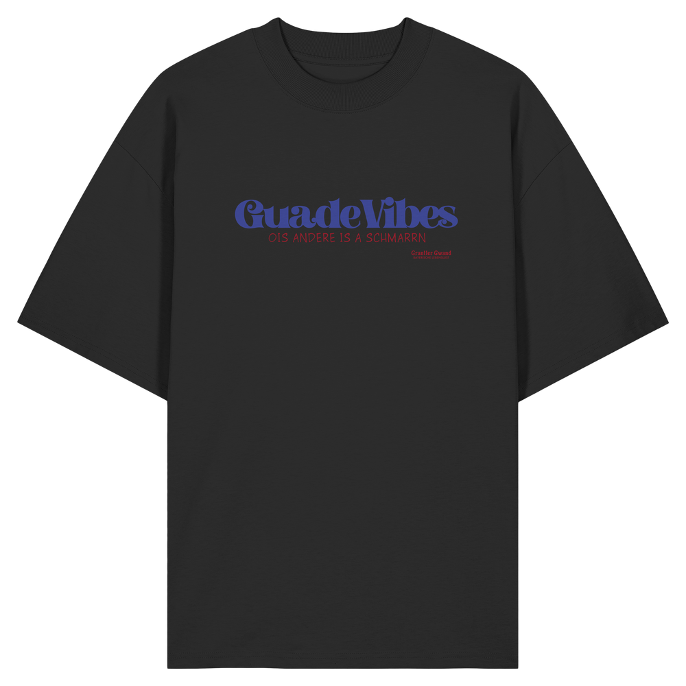 Schwarzes Oversize Bio-Shirt mit blauem Frontprint „Guade Vibes – Ois andere is a Schmarrn“ – bayerisches Streetwear Shirt mit modernem Dialekt-Spruch von Grantler Gwand.