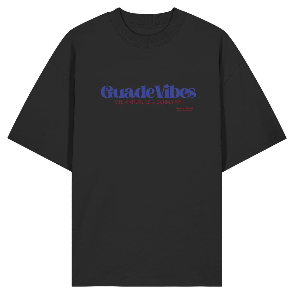 Schwarzes Oversize Bio-Shirt mit blauem Frontprint „Guade Vibes – Ois andere is a Schmarrn“ – bayerisches Streetwear Shirt mit modernem Dialekt-Spruch von Grantler Gwand.
