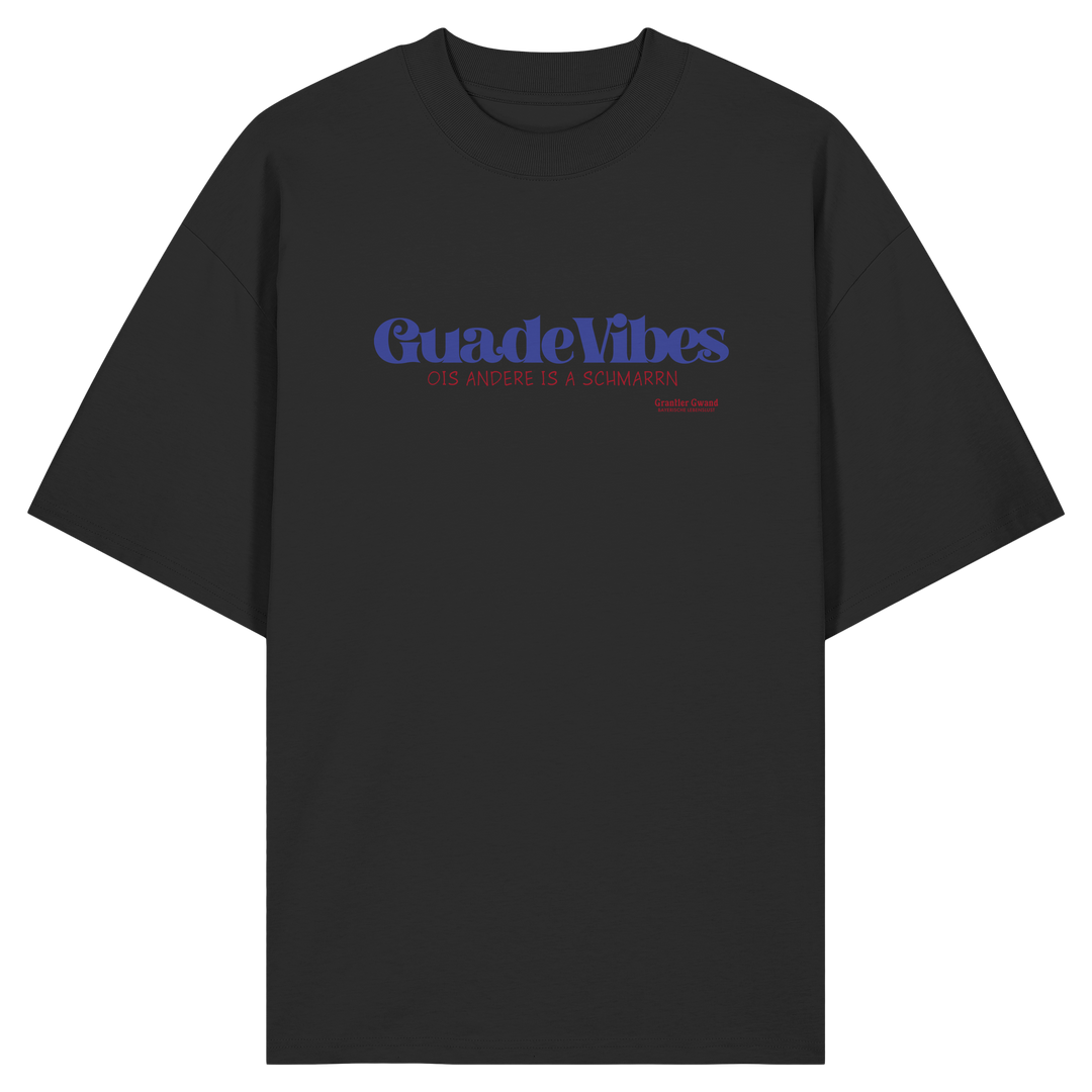 Schwarzes Oversize Bio-Shirt mit blauem Frontprint „Guade Vibes – Ois andere is a Schmarrn“ – bayerisches Streetwear Shirt mit modernem Dialekt-Spruch von Grantler Gwand.