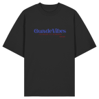 Schwarzes Oversize Bio-Shirt mit blauem Frontprint „Guade Vibes – Ois andere is a Schmarrn“ – bayerisches Streetwear Shirt mit modernem Dialekt-Spruch von Grantler Gwand.