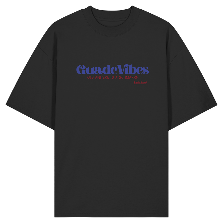 Schwarzes Oversize Bio-Shirt mit blauem Frontprint „Guade Vibes – Ois andere is a Schmarrn“ – bayerisches Streetwear Shirt mit modernem Dialekt-Spruch von Grantler Gwand.