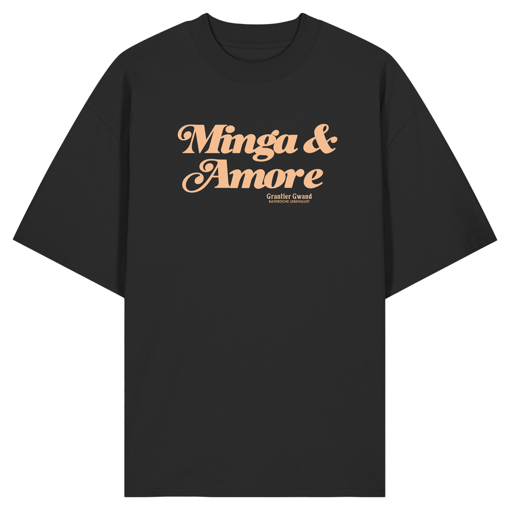 Schwarzes Oversize T-Shirt von Grantler Gwand mit apricotfarbenem Frontprint „Minga & Amore“ im Retro-Schriftzug – bayerisches Streetwear Shirt aus Bio-Baumwolle.
