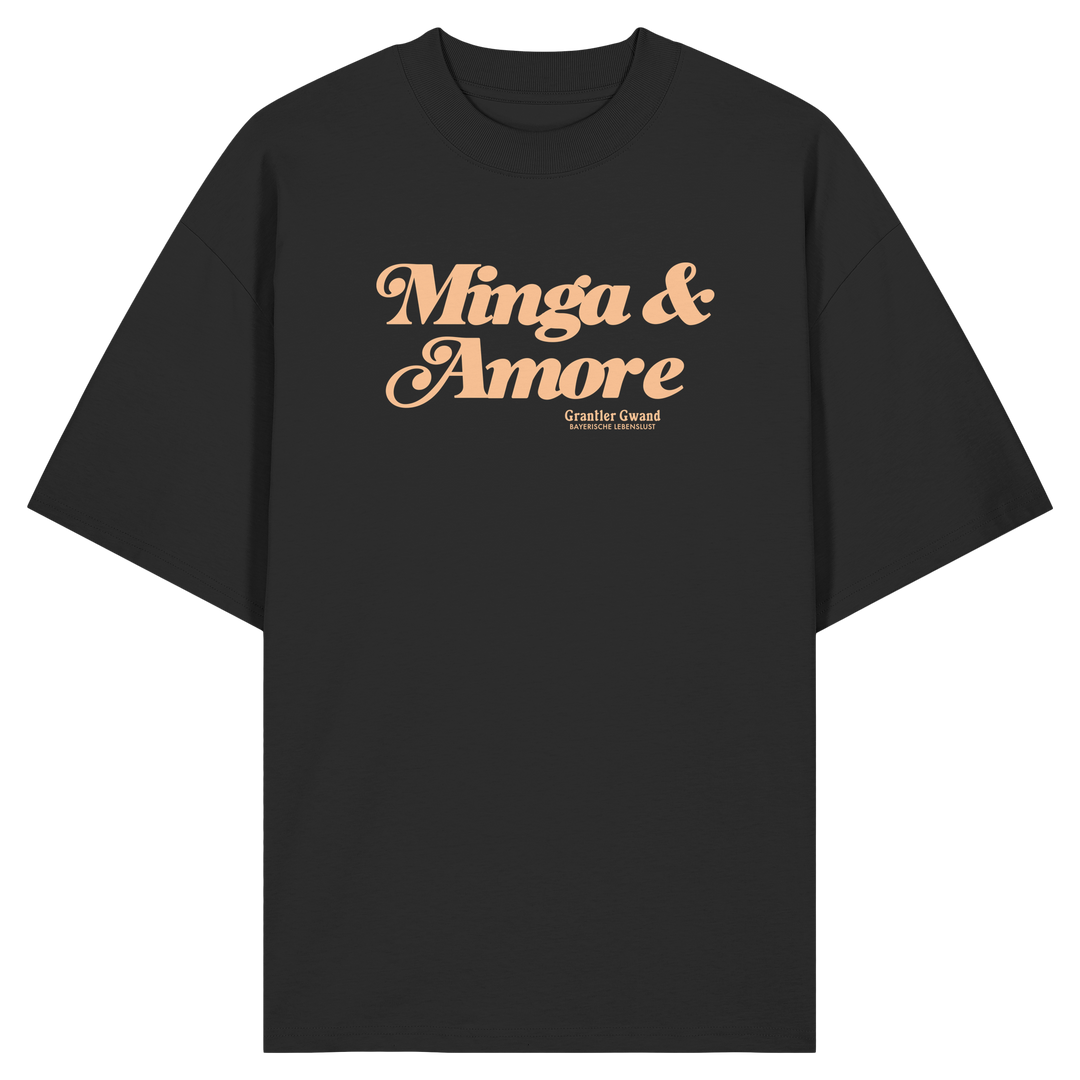 Schwarzes Oversize T-Shirt von Grantler Gwand mit apricotfarbenem Frontprint „Minga &amp; Amore“ im Retro-Schriftzug – bayerisches Streetwear Shirt aus Bio-Baumwolle.