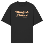 Schwarzes Oversize T-Shirt von Grantler Gwand mit apricotfarbenem Frontprint „Minga & Amore“ im Retro-Schriftzug – bayerisches Streetwear Shirt aus Bio-Baumwolle.