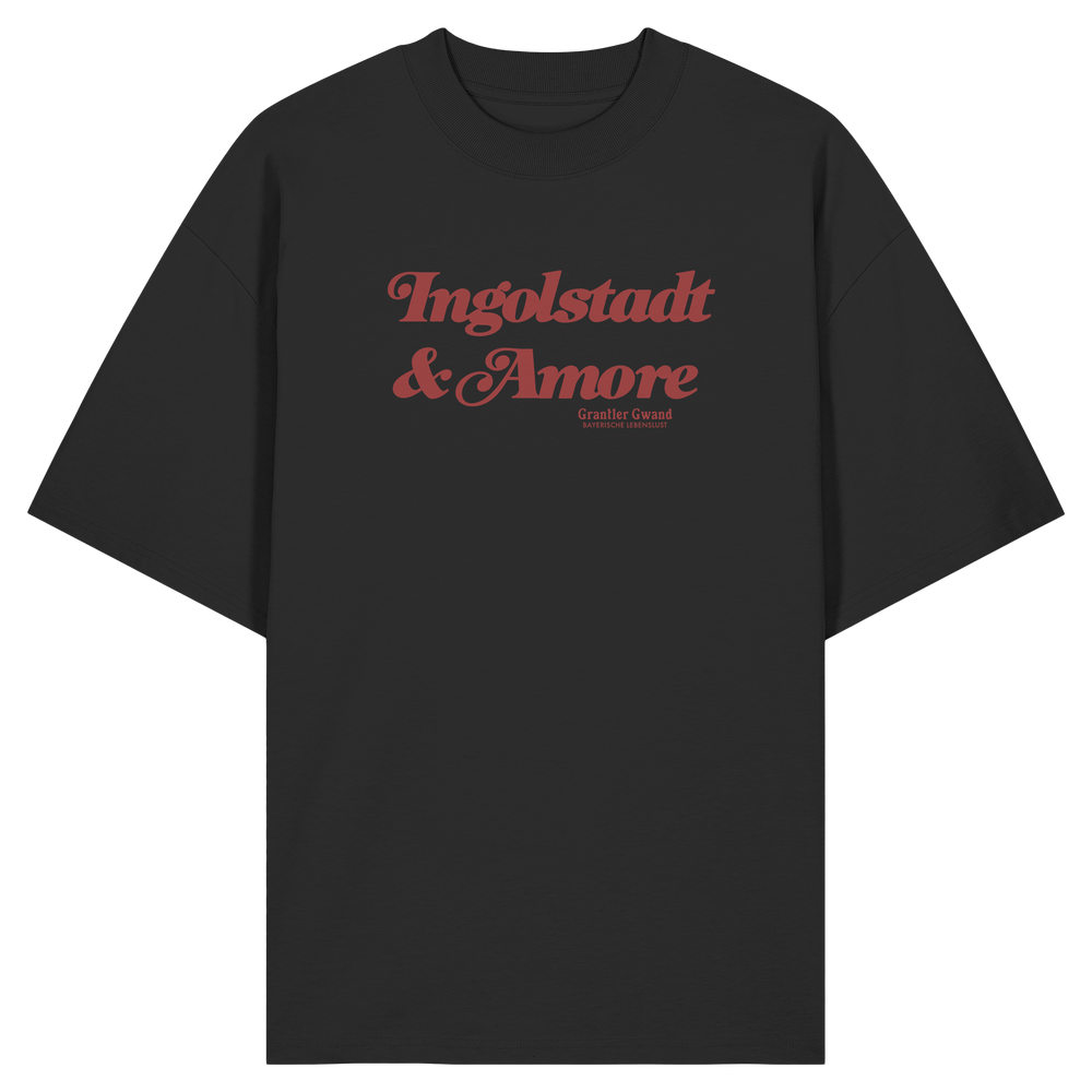 Schwarzes Oversize Shirt in Bio Qualität mit rotem „Ingolstadt & Amore“-Frontprint – bayerische Streetwear von Grantler Gwand im modernen, minimalistischen Look.