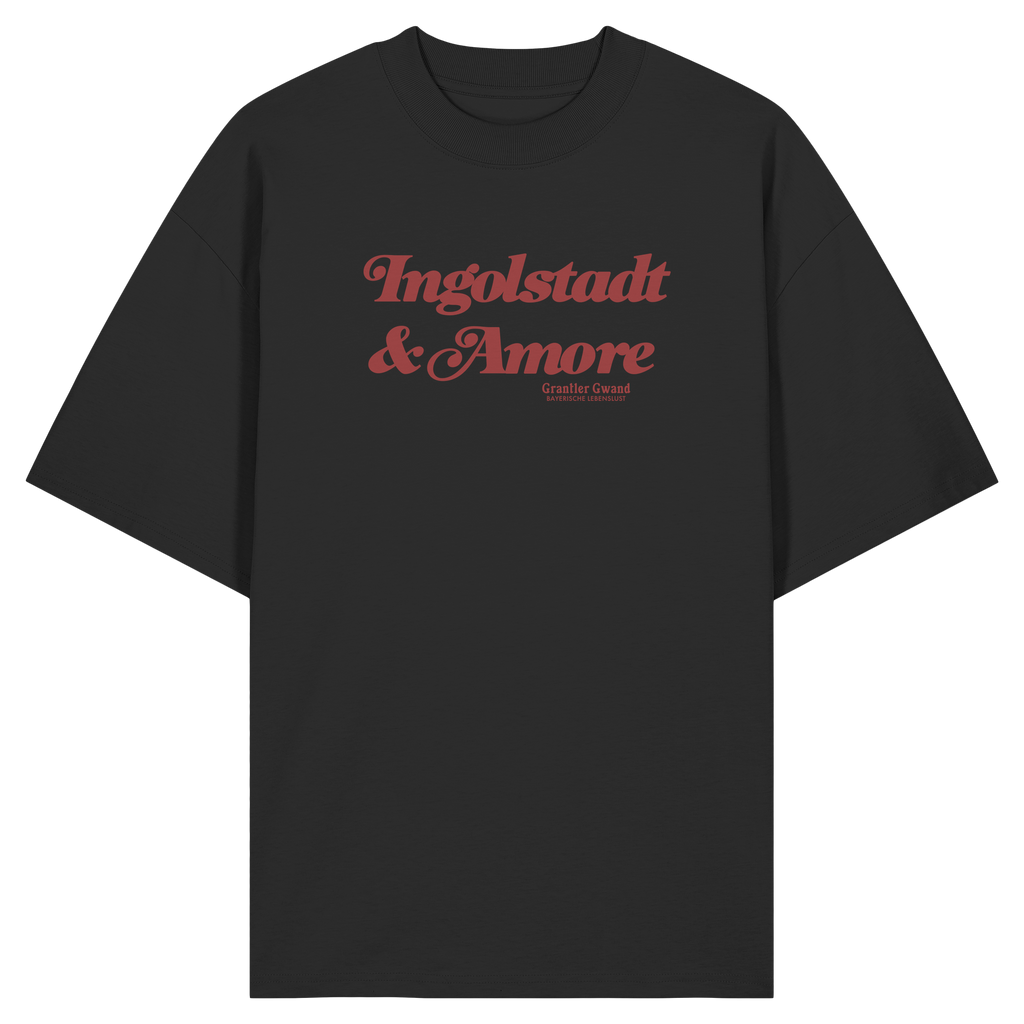 Schwarzes Oversize Shirt in Bio Qualität mit rotem „Ingolstadt & Amore“-Frontprint – bayerische Streetwear von Grantler Gwand im modernen, minimalistischen Look.