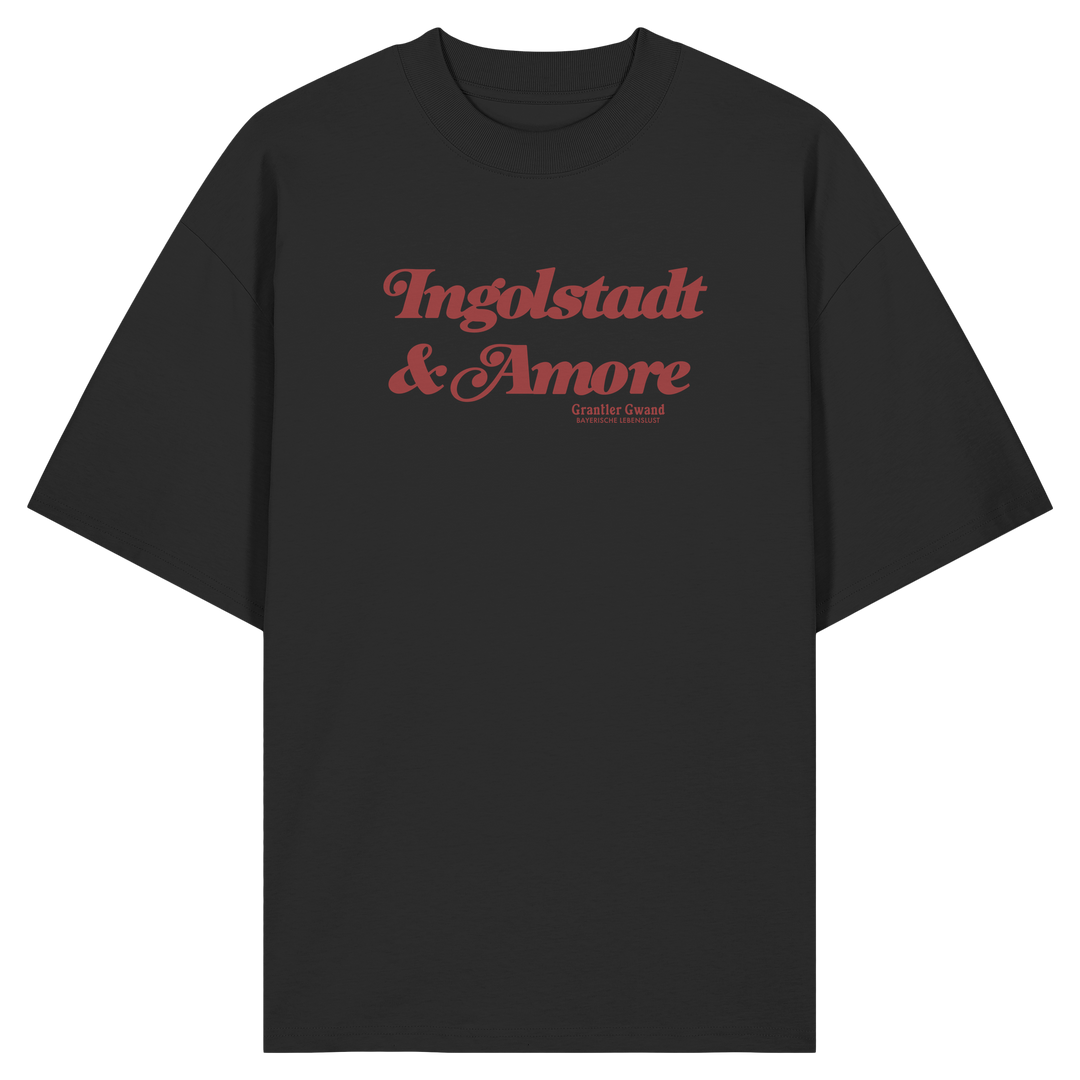 Schwarzes Oversize Shirt in Bio Qualität mit rotem „Ingolstadt &amp; Amore“-Frontprint – bayerische Streetwear von Grantler Gwand im modernen, minimalistischen Look.