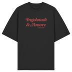Schwarzes Oversize Shirt in Bio Qualität mit rotem „Ingolstadt & Amore“-Frontprint – bayerische Streetwear von Grantler Gwand im modernen, minimalistischen Look.