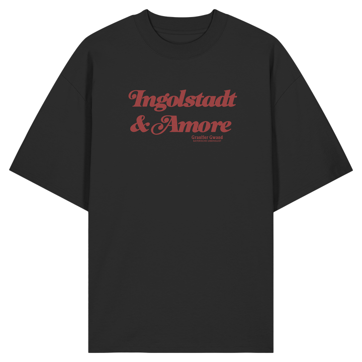 Schwarzes Oversize Shirt in Bio Qualität mit rotem „Ingolstadt &amp; Amore“-Frontprint – bayerische Streetwear von Grantler Gwand im modernen, minimalistischen Look.