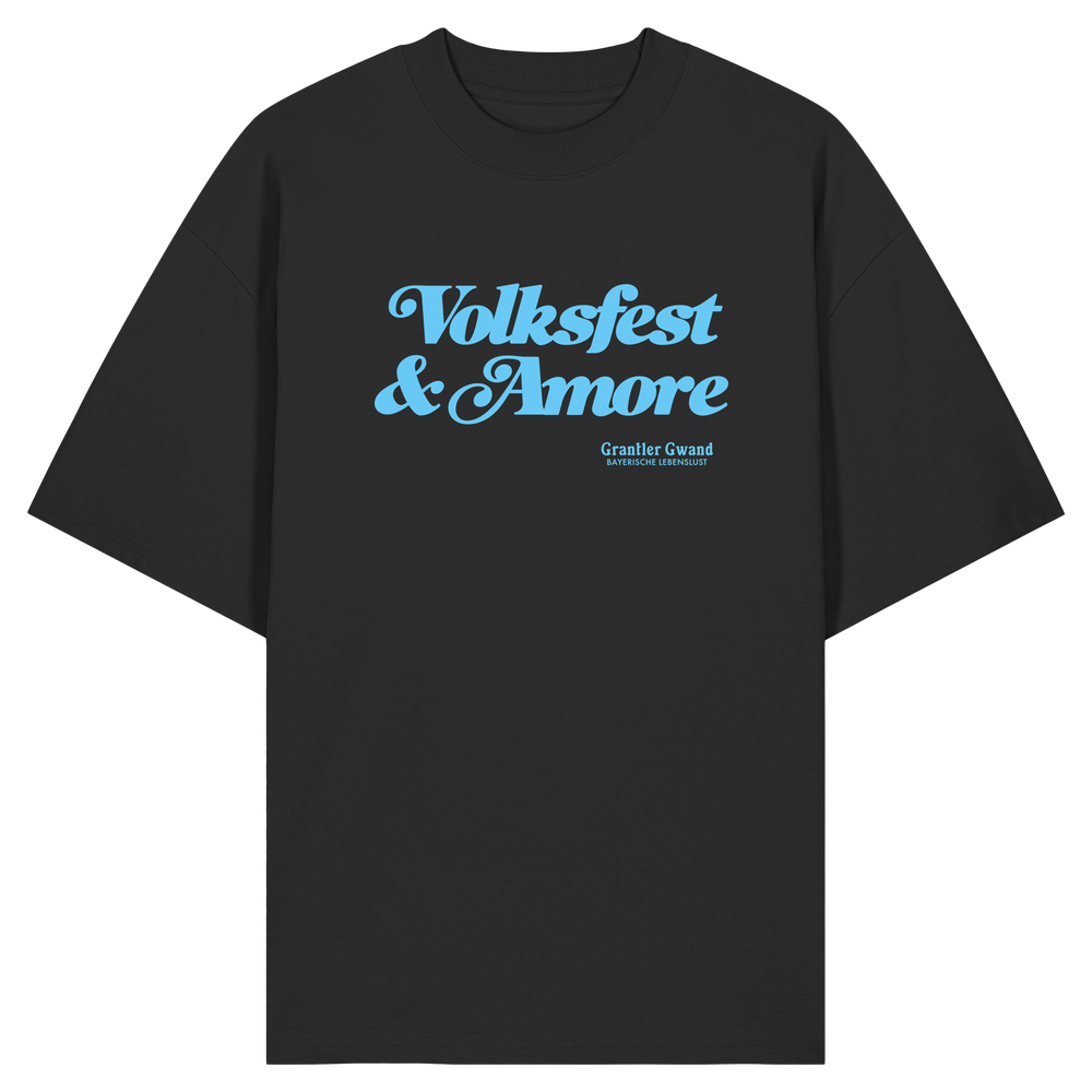 Schwarzes Oversize-T-Shirt mit blauem Frontprint „Volksfest & Amore“. Modernes bayerisches Streetwear-Design für Volksfest, Biergarten und Freizeit. Hochwertiges Unisex Oversize-Shirt aus Bio-Baumwolle, designed und bedruckt in Bayern von Grantler Gwand.
