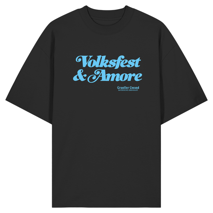Schwarzes Oversize-T-Shirt mit blauem Frontprint „Volksfest &amp; Amore“. Modernes bayerisches Streetwear-Design für Volksfest, Biergarten und Freizeit. Hochwertiges Unisex Oversize-Shirt aus Bio-Baumwolle, designed und bedruckt in Bayern von Grantler Gwand.