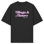 Schwarzes Oversize T-Shirt mit rosa Frontprint „Minga & Amore“ im Retro-Schriftzug – modernes München Streetwear Shirt von Grantler Gwand.
