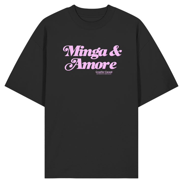 Schwarzes Oversize T-Shirt mit rosa Frontprint „Minga &amp; Amore“ im Retro-Schriftzug – modernes München Streetwear Shirt von Grantler Gwand.