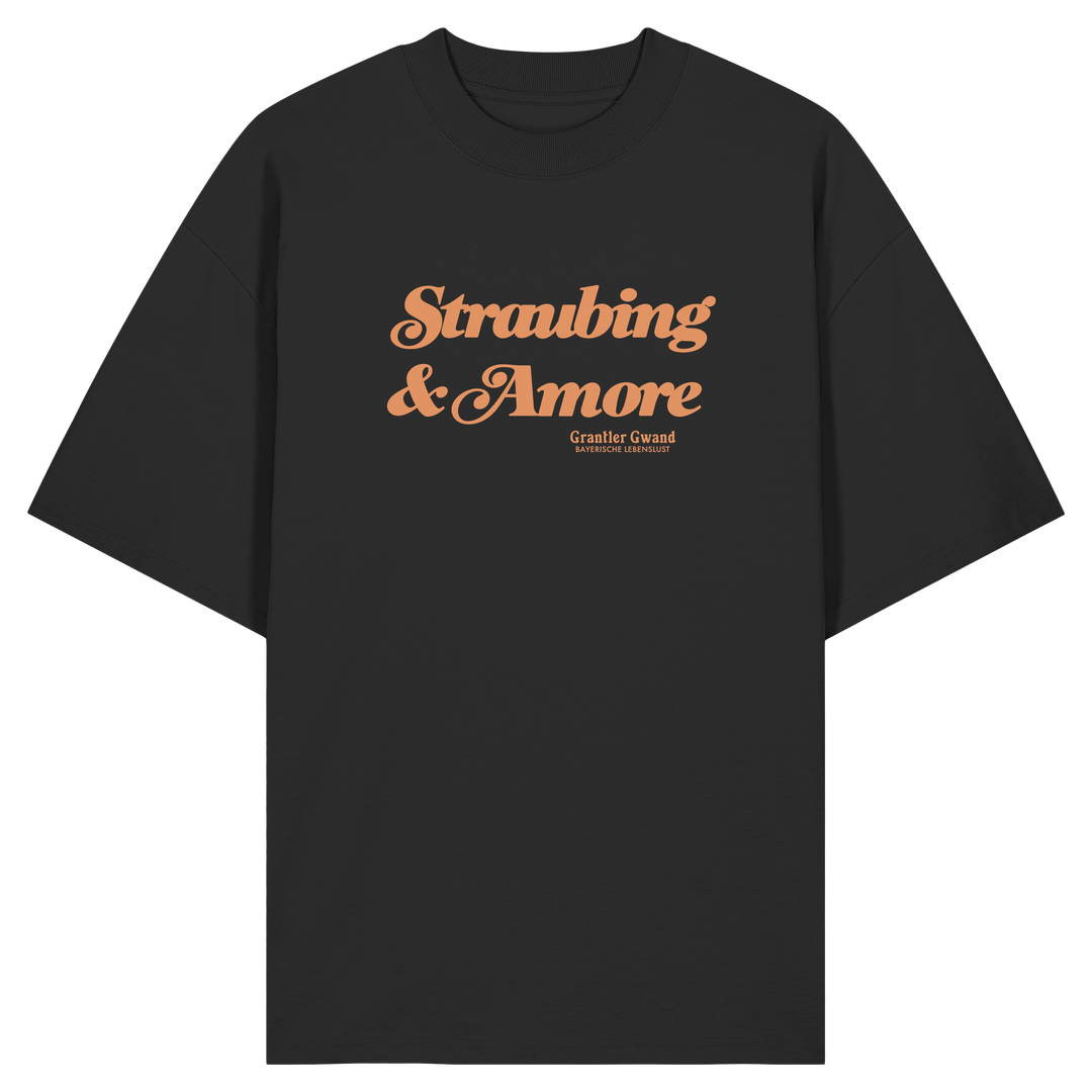 Schwarzes Oversize Shirt in Bio Qualität mit orangefarbenem „Straubing &amp; Amore“-Frontprint – bayerische Streetwear von Grantler Gwand im modernen, minimalistischen Look.