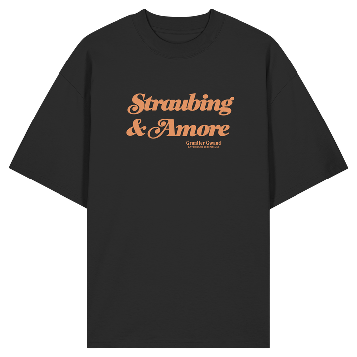 Schwarzes Oversize Shirt in Bio Qualität mit orangefarbenem „Straubing &amp; Amore“-Frontprint – bayerische Streetwear von Grantler Gwand im modernen, minimalistischen Look.