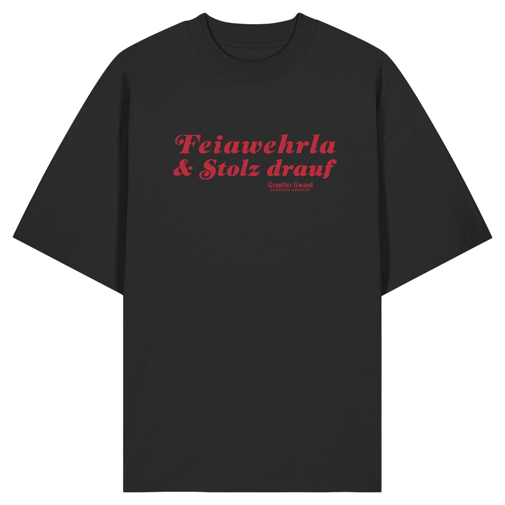 Schwarzes Oversize-T-Shirt mit rotem Frontprint „Feiawehrla & Stolz drauf“. Minimalistisches Streetwear-Design für Feuerwehrfans im modernen bayerischen Stil. Hochwertiges Unisex Oversize-Shirt aus Bio-Baumwolle, designed und bedruckt in Bayern von Grantler Gwand.