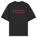 Schwarzes Oversize-T-Shirt mit rotem Frontprint „Feiawehrla & Stolz drauf“. Minimalistisches Streetwear-Design für Feuerwehrfans im modernen bayerischen Stil. Hochwertiges Unisex Oversize-Shirt aus Bio-Baumwolle, designed und bedruckt in Bayern von Grantler Gwand.