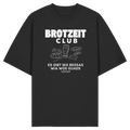 Schwarzes Oversize T-Shirt von Grantler Gwand mit weißem Frontprint „Brotzeit Club“ und handgezeichneten Brotzeit-Motiven – bayerisches Streetwear Shirt aus Bio-Baumwolle.