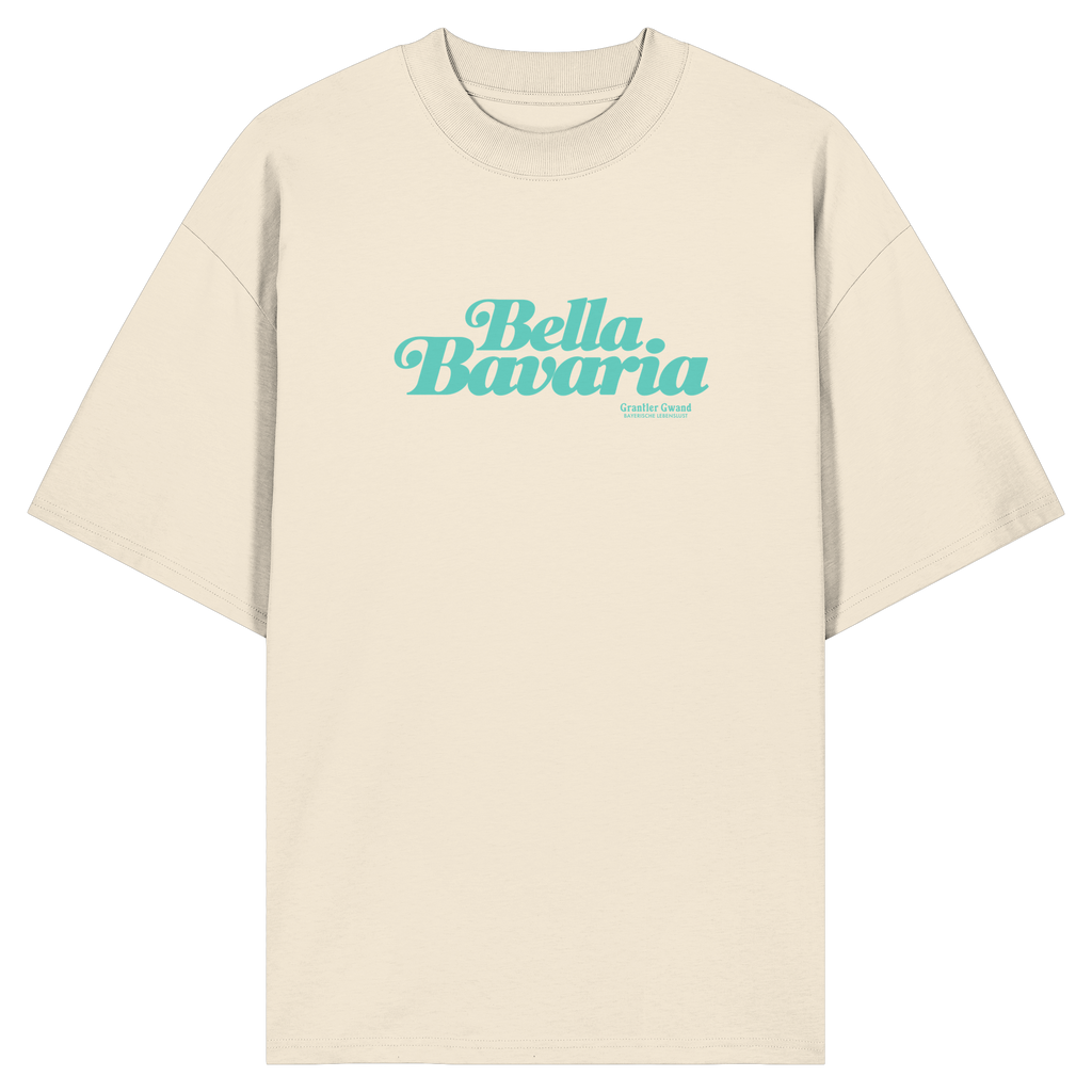 Cremefarbenes Oversize-T-Shirt in Bio Qualität mit grünem „Bella Bavaria“-Frontprint – bayerische Streetwear von Grantler Gwand im modernen, minimalistischen Look.