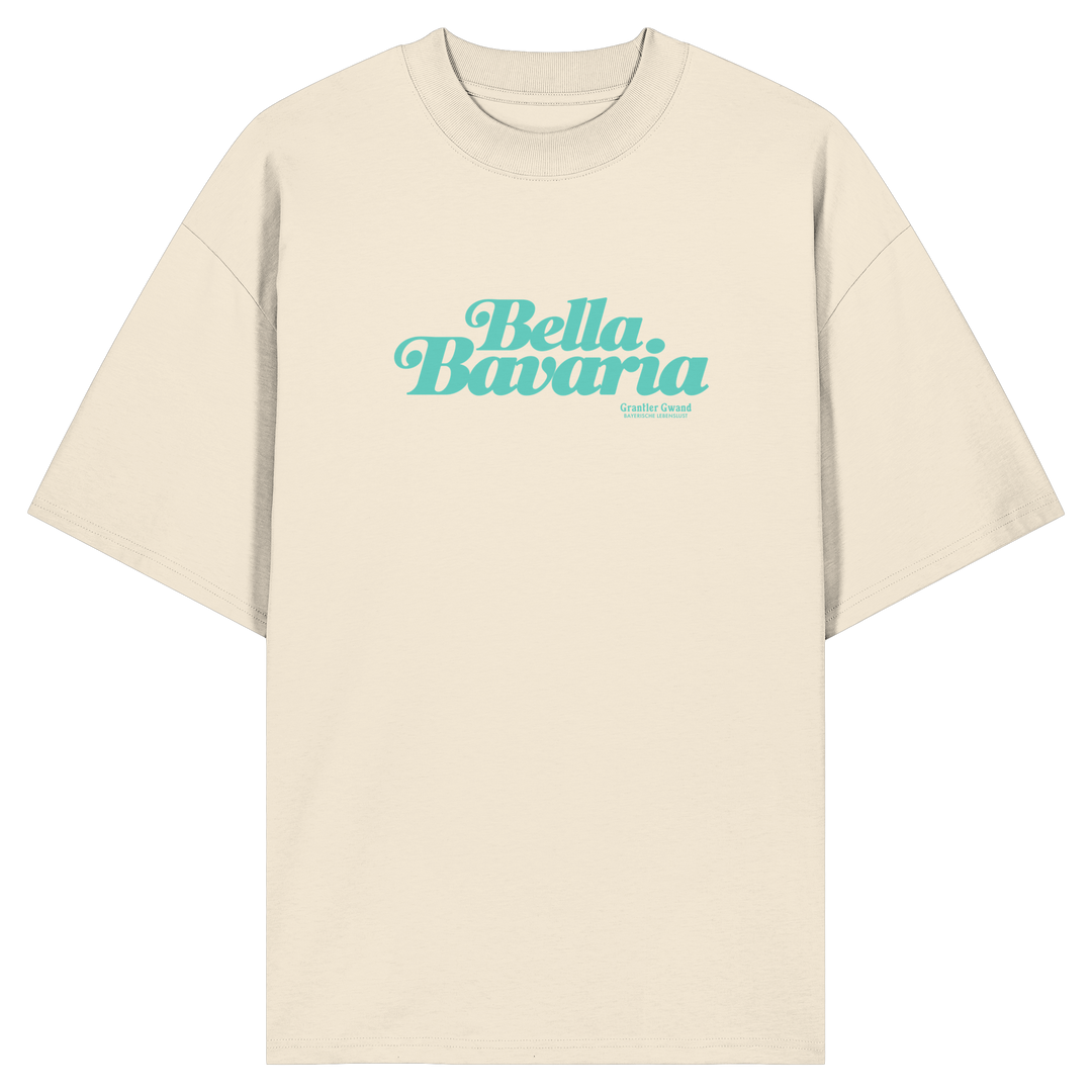 Cremefarbenes Oversize-T-Shirt in Bio Qualität mit grünem „Bella Bavaria“-Frontprint – bayerische Streetwear von Grantler Gwand im modernen, minimalistischen Look.