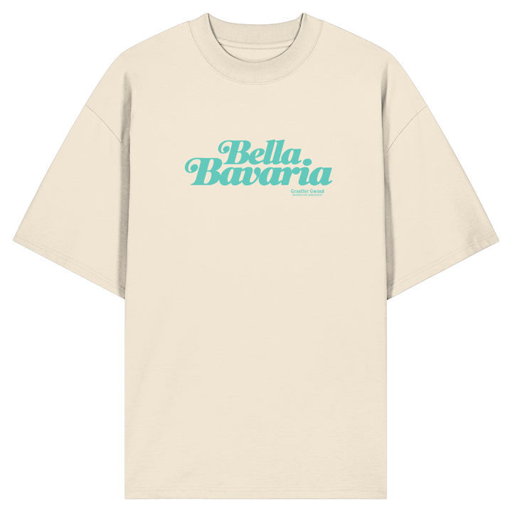 Cremefarbenes Oversize-T-Shirt in Bio Qualität mit grünem „Bella Bavaria“-Frontprint – bayerische Streetwear von Grantler Gwand im modernen, minimalistischen Look.