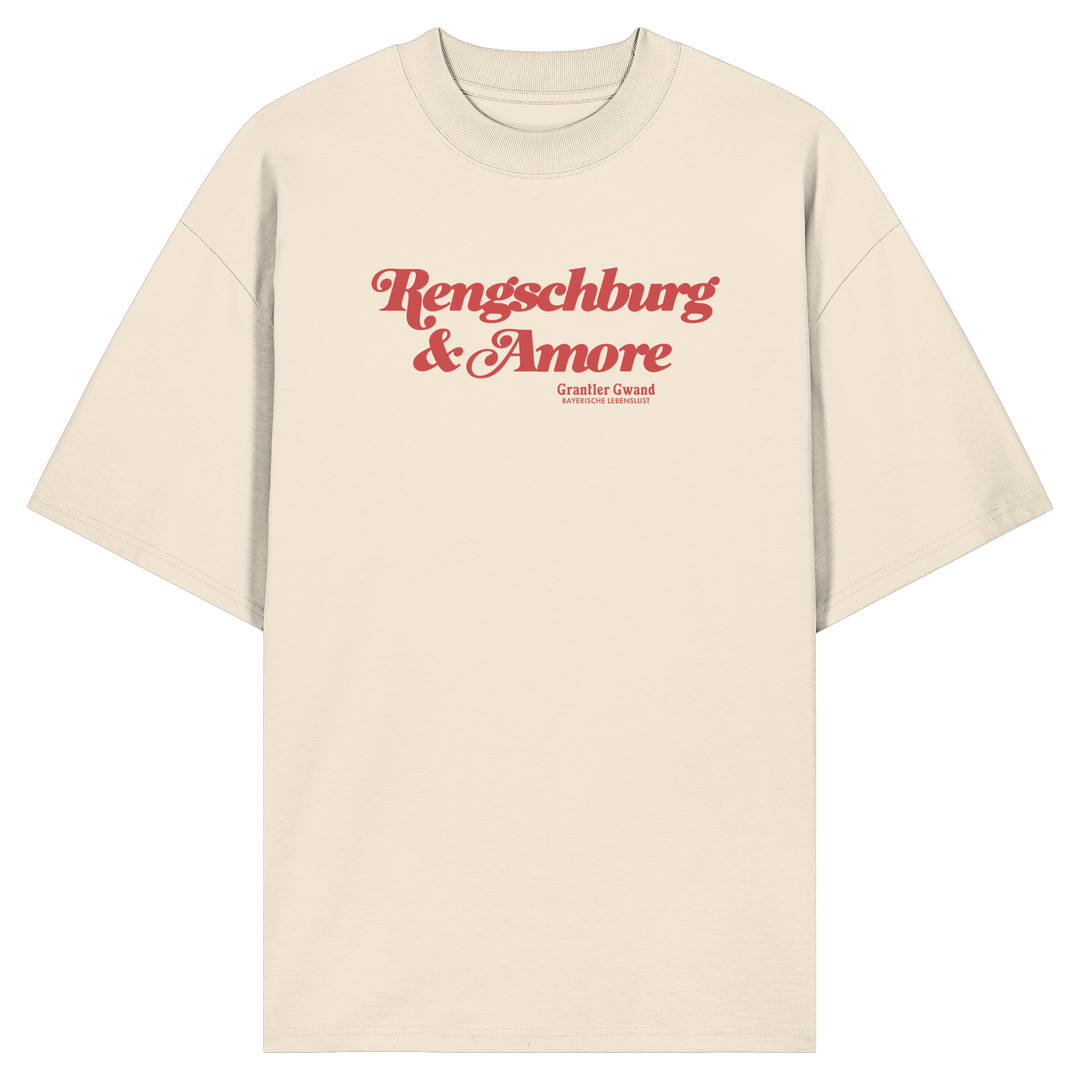 Cremefarbenes Oversize T-Shirt von Grantler Gwand mit rotem Frontprint „Regensburg &amp; Amore“ im Retro-Schriftzug – bayerisches Streetwear Shirt aus Bio-Baumwolle.