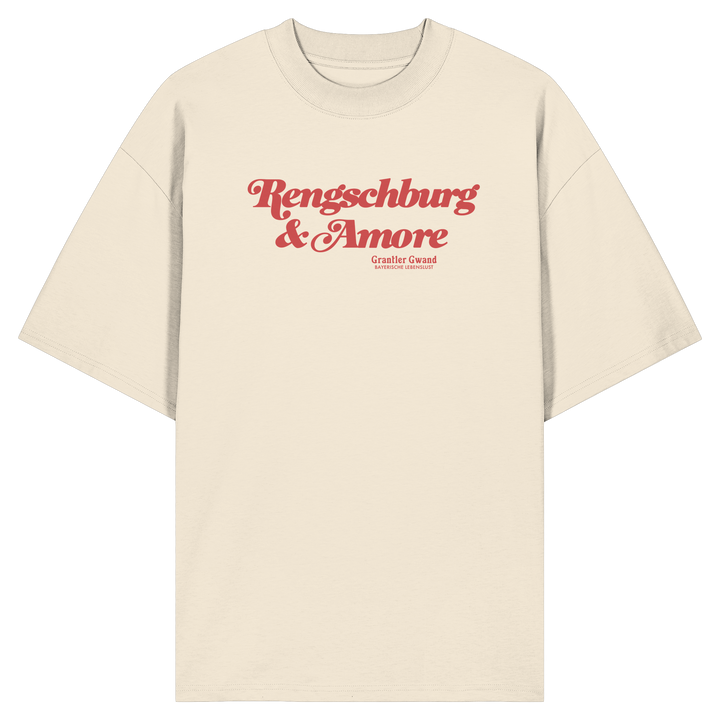 Cremefarbenes Oversize T-Shirt von Grantler Gwand mit rotem Frontprint „Regensburg &amp; Amore“ im Retro-Schriftzug – bayerisches Streetwear Shirt aus Bio-Baumwolle.