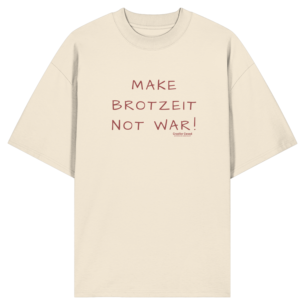 Naturfarbenes Oversize Shirt mit dem Schriftzug „Make Brotzeit Not War“ auf der Vorderseite von Grantler Gwand.
