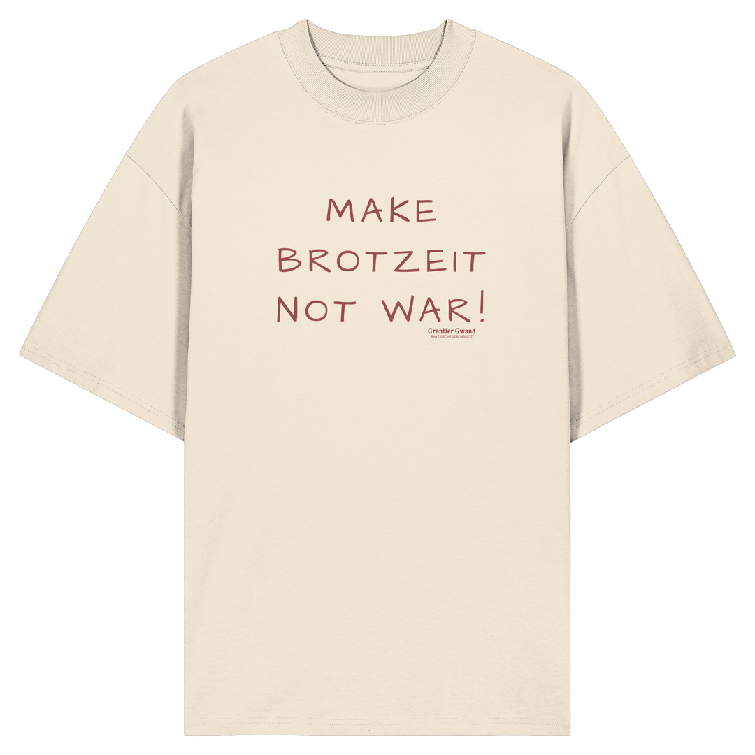 Naturfarbenes Oversize Shirt mit dem Schriftzug „Make Brotzeit Not War“ auf der Vorderseite von Grantler Gwand.