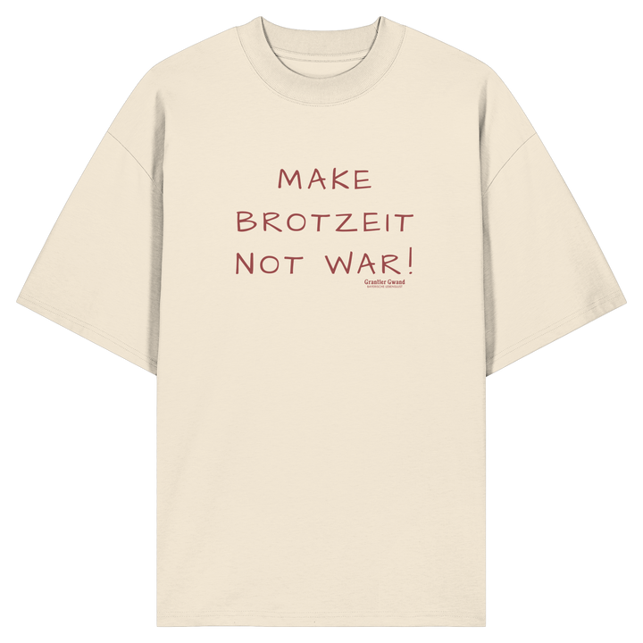 Naturfarbenes Oversize Shirt mit dem Schriftzug „Make Brotzeit Not War“ auf der Vorderseite von Grantler Gwand.