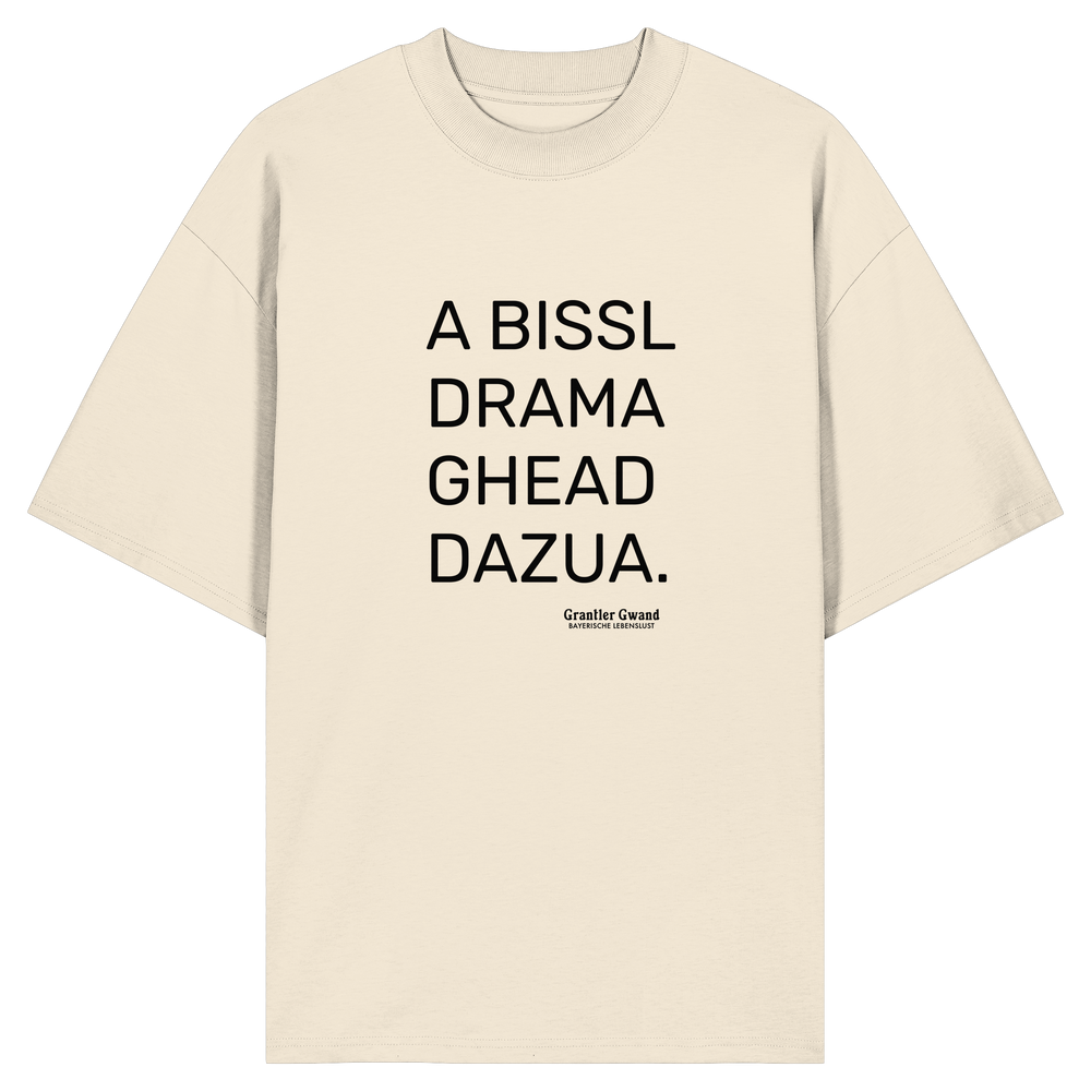 Naturfarbenes Oversize Shirt mit schwarzem Schriftzug „A Bissl Drama Ghead Dazua“ auf der Vorderseite von Grantler Gwand.