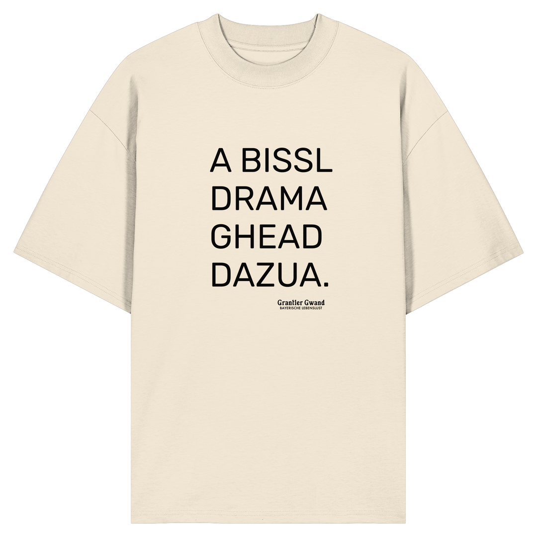 Naturfarbenes Oversize Shirt mit schwarzem Schriftzug „A Bissl Drama Ghead Dazua“ auf der Vorderseite von Grantler Gwand.