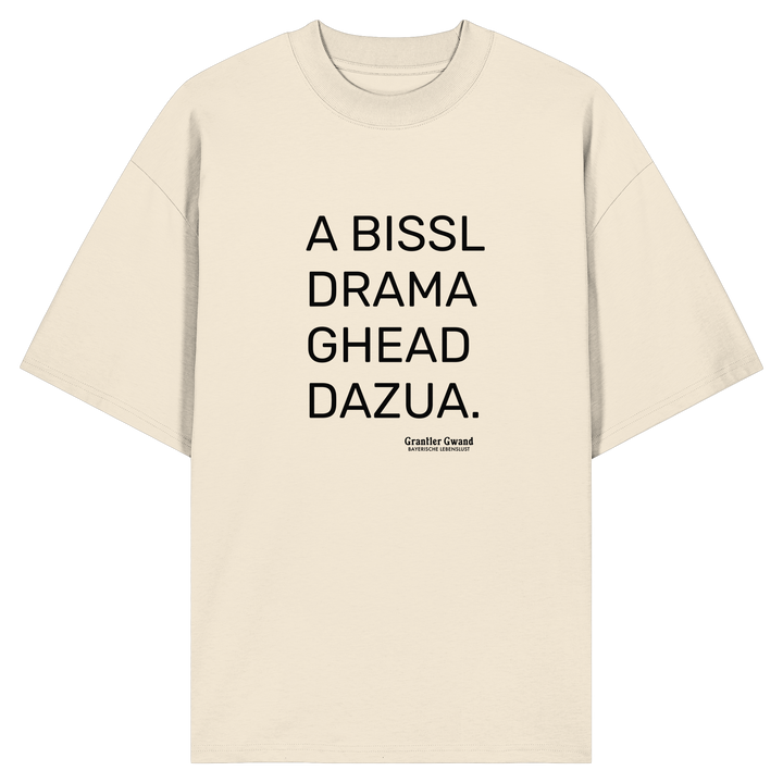 Naturfarbenes Oversize Shirt mit schwarzem Schriftzug „A Bissl Drama Ghead Dazua“ auf der Vorderseite von Grantler Gwand.